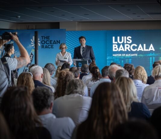 The Ocean Race 2027 – prefeito de Alicante, Luis Barcala aponta que a regata gera na cidade 1,65 milhão de visitantes, oito mil empregos criados, um impacto direto de €467 milhões no PIB © Amalia Infante / The Ocean Race
