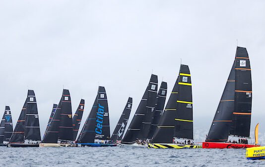 Barcos brasileiros Crioula e Caballo Loco na Rolex TP52 World Championship 2026 na Sardenha © Nico Martinez / 52 SUPER SERIES