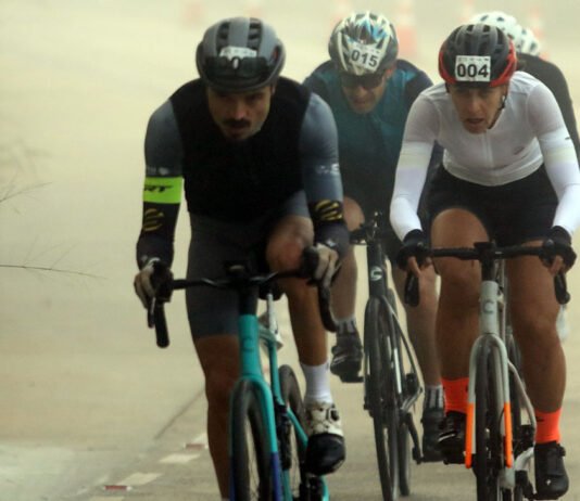 Sob forte neblina e frio, advogados paulistas disputam etapa de ciclismo do JAP 2026