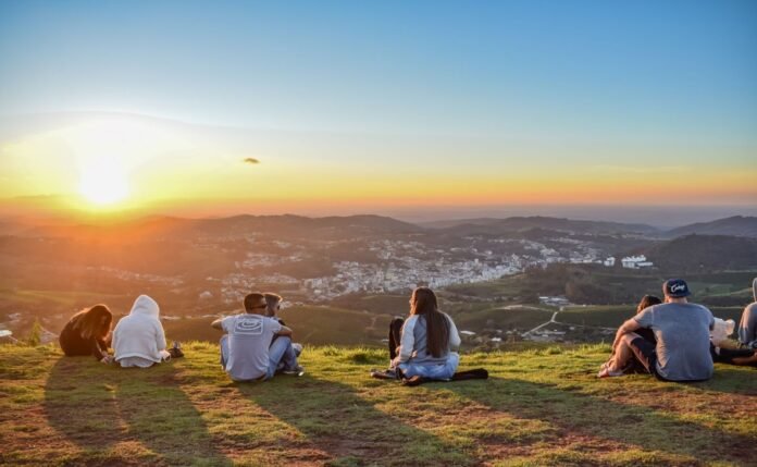 Turistas aprecisam vista em Serra Negra