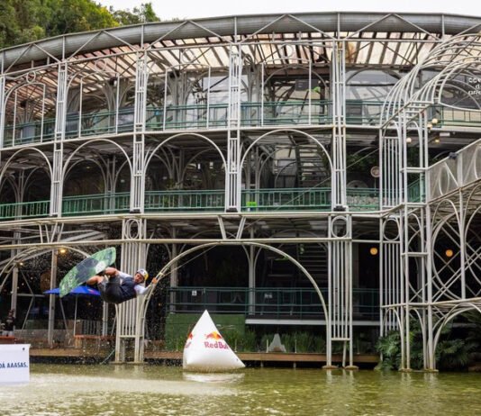 Red Bull Winch Sessions: Pedro Caldas desafia o óbvio e leva o wakeboard para lugares inéditos em Curitiba Entre a água e a arquitetura, Pedro Caldas destrava picos inéditos para a prática de wakeboard em Curitiba (Crédito: Rodolfo Bührer / Red Bull Content Pool)