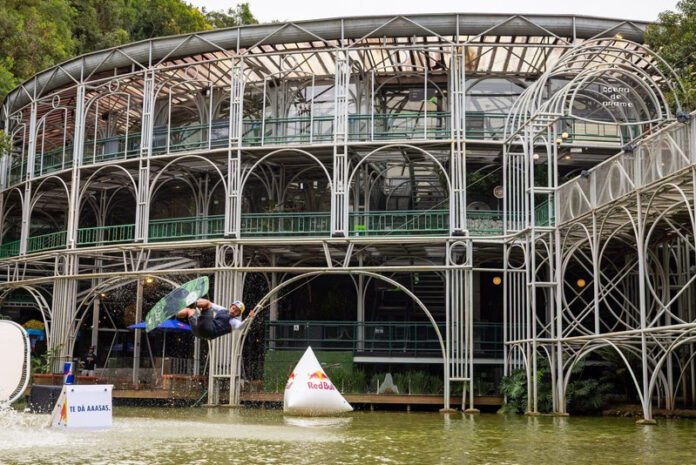unnamed Entre a água e a arquitetura, Pedro Caldas destrava picos inéditos para a prática de wakeboard em Curitiba (Crédito: Rodolfo Bührer / Red Bull Content Pool)