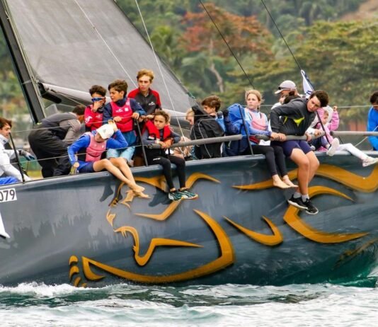 sábado (25)Quase 200 crianças participaram da regata que abriu a programação do maior espetáculo náutico da América Latina