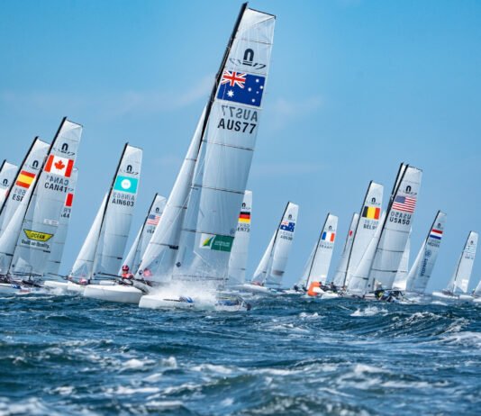 Disputa da classe 49erFX continua equilibrada após mais um dia de regatas