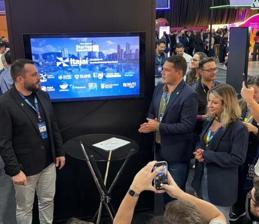 Startup Summit 2026 | Itajaí lança editais de inovação com foco na The Ocean Race e na qualificação profissional desafios aos desenvolvedores e startups para melhorias na área de turismo, comunicação e economia. O ato oficial foi trazido para o evento para chamar a atenção dos mais de 10 mil participantes presenciais do Startup Summit e outras 20 mil participações online. Um edital tem como objetivo apresentar soluções para a qualificação profissional dos cidadãos em relação à demanda e oferta de vagas na cidade. Já desafios ligados à etapa brasileira da regata internacional são seis: experiência do público, inteligência de visitantes e evidências para grandes eventos; gestão integrada, prontidão e experiência do voluntariado; inteligência, conexão e desenvolvimento da cadeia náutica e marítima; legado de conhecimento; ativação territorial e engajamento da cidade; e economia criativa, identidade territorial e desenvolvimento de mercado. Outro ponto alto do dia foi a palestra “Case Itajaí: construindo a cidade da nova economia”, que atraiu a atenção dos participantes para o Palco 8, no Centro de Convenções de Florianópolis. A conferência apresentou o potencial logístico e econômico da cidade e destacou as novas parcerias ligadas ao Centro Regional de Inovação - ELUME e o Distrito de Inovação com o Polo Internacional de Inovação e Saúde. Esta é a primeira vez que o Município de Itajaí vem ao Startup Summit com um stand institucional e traz para o evento as ações e parcerias com as organizações, empresas e entidades de ensino. Ao todo, serão 23 ativações de tecnologia, pesquisa, inovação e ensino. As ações são promovidas pela Secretaria Municipal de Desenvolvimento Econômico em parceria com as secretarias de Turismo, Tecnologia e Comunicação, além da Invest Itajaí. Imagens Relacionadas Imagem 1 Imagem 2 Imagem 3 Imagem 4 Imagem 5 Imagem 6 Imagem 7 Imagem 8 Imagem 9 Imagem 10 Imagem 11 Compartilhar Noticias Relacionadas Itajaí estreia no Startup Summit 2026 com stand institucional Itajaí estreia no Startup Summit 2026 com stand institucional 26 AGOSTO 2026 Palestra sobre compras públicas será realizada nesta quinta-feira (27), em Itajaí Palestra sobre compras públicas será realizada nesta quinta-feira (27), em Itajaí 25 AGOSTO 2026 Jornada de capacitação para mulheres empreendedoras começa em Itajaí Jornada de capacitação para mulheres empreendedoras começa em Itajaí 24 AGOSTO 2026 Itajaí terá programação sobre inovação e lançamento no Startup Summit Itajaí terá programação sobre inovação e lançamento no Startup Summit 21 AGOSTO 2026 HORÁRIO DE ATENDIMENTO Secretarias Municipais 13h às 19h • Segunda a Sexta Praça do Cidadão 08h às 19h • Segunda a Sexta CONTATO OFICIAL (47) 3341-6000 prefeitura@itajai.sc.gov.br Selo de Transparência Ouro 2024 Selo Ouro 2024 Transparência Pública Radar Nacional CONECTE-SE CONOSCO Acompanhe as notícias e serviços da nossa cidade em tempo real. MUNICIPIO DE ITAJAI • CNPJ: 83.102.277/0001-52 Rua Alberto Werner, 100 • Vila Operária • Itajaí - SC • CEP: 88304-053 2026 Município de Itajaí • Todos os direitos reservados Política de Privacidade Desenvolvimento: SETEC Foto: Jader Liberal