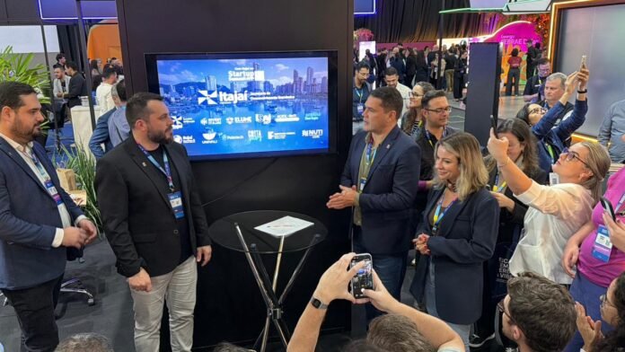164391 desafios aos desenvolvedores e startups para melhorias na área de turismo, comunicação e economia. O ato oficial foi trazido para o evento para chamar a atenção dos mais de 10 mil participantes presenciais do Startup Summit e outras 20 mil participações online. Um edital tem como objetivo apresentar soluções para a qualificação profissional dos cidadãos em relação à demanda e oferta de vagas na cidade. Já desafios ligados à etapa brasileira da regata internacional são seis: experiência do público, inteligência de visitantes e evidências para grandes eventos; gestão integrada, prontidão e experiência do voluntariado; inteligência, conexão e desenvolvimento da cadeia náutica e marítima; legado de conhecimento; ativação territorial e engajamento da cidade; e economia criativa, identidade territorial e desenvolvimento de mercado. Outro ponto alto do dia foi a palestra “Case Itajaí: construindo a cidade da nova economia”, que atraiu a atenção dos participantes para o Palco 8, no Centro de Convenções de Florianópolis. A conferência apresentou o potencial logístico e econômico da cidade e destacou as novas parcerias ligadas ao Centro Regional de Inovação - ELUME e o Distrito de Inovação com o Polo Internacional de Inovação e Saúde. Esta é a primeira vez que o Município de Itajaí vem ao Startup Summit com um stand institucional e traz para o evento as ações e parcerias com as organizações, empresas e entidades de ensino. Ao todo, serão 23 ativações de tecnologia, pesquisa, inovação e ensino. As ações são promovidas pela Secretaria Municipal de Desenvolvimento Econômico em parceria com as secretarias de Turismo, Tecnologia e Comunicação, além da Invest Itajaí. Imagens Relacionadas Imagem 1 Imagem 2 Imagem 3 Imagem 4 Imagem 5 Imagem 6 Imagem 7 Imagem 8 Imagem 9 Imagem 10 Imagem 11 Compartilhar Noticias Relacionadas Itajaí estreia no Startup Summit 2026 com stand institucional Itajaí estreia no Startup Summit 2026 com stand institucional 26 AGOSTO 2026 Palestra sobre compras públicas será realizada nesta quinta-feira (27), em Itajaí Palestra sobre compras públicas será realizada nesta quinta-feira (27), em Itajaí 25 AGOSTO 2026 Jornada de capacitação para mulheres empreendedoras começa em Itajaí Jornada de capacitação para mulheres empreendedoras começa em Itajaí 24 AGOSTO 2026 Itajaí terá programação sobre inovação e lançamento no Startup Summit Itajaí terá programação sobre inovação e lançamento no Startup Summit 21 AGOSTO 2026 HORÁRIO DE ATENDIMENTO Secretarias Municipais 13h às 19h • Segunda a Sexta Praça do Cidadão 08h às 19h • Segunda a Sexta CONTATO OFICIAL (47) 3341-6000 prefeitura@itajai.sc.gov.br Selo de Transparência Ouro 2024 Selo Ouro 2024 Transparência Pública Radar Nacional CONECTE-SE CONOSCO Acompanhe as notícias e serviços da nossa cidade em tempo real. MUNICIPIO DE ITAJAI • CNPJ: 83.102.277/0001-52 Rua Alberto Werner, 100 • Vila Operária • Itajaí - SC • CEP: 88304-053 2026 Município de Itajaí • Todos os direitos reservados Política de Privacidade Desenvolvimento: SETEC Foto: Jader Liberal
