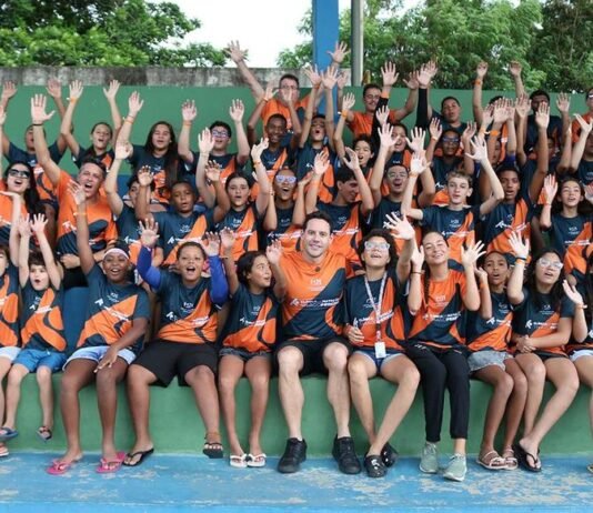 Projeto de Thiago Pereira amplia circuito gratuito de natação e chega a São Paulo