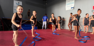 Cada movimento representa um novo desafio no Giro por Ginásticas, projeto que transforma aulas em experiências de desenvolvimento