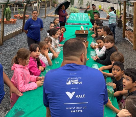 Plantio de hortaliças aproxima crianças de Papagaios da sustentabilidade em projeto esportivo