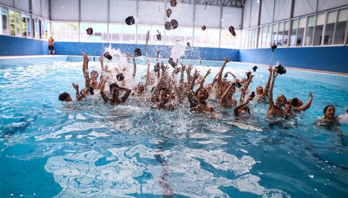 Na piscina