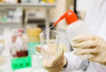 Compra de produtos de limpeza profissional exige atenção às normas sanitárias e ao fabricante